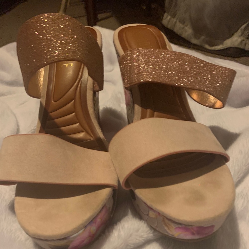 Floral wedges